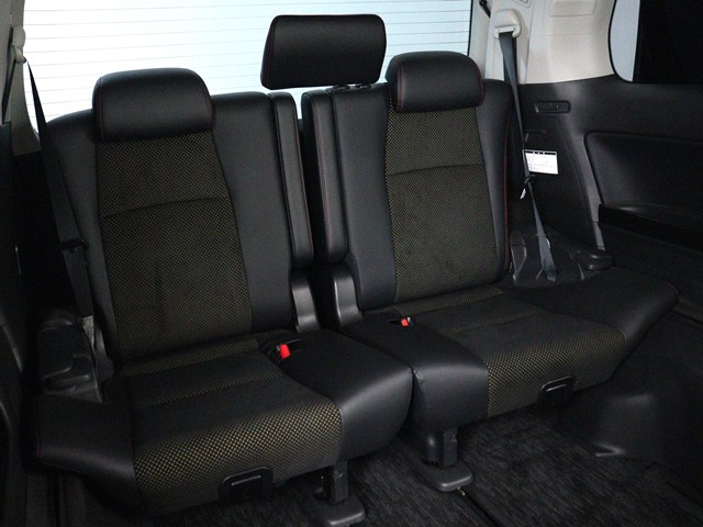 【サードシートまで広々空間】
シートアレンジにて快適空間を演出します!
豊富なアレンジパターンがございます!