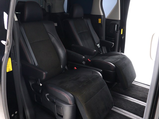 【高級感満載のハーフレザーシート】
カンターラの座面もおしゃれです♪
非常に人気なスポーティシートとなります!