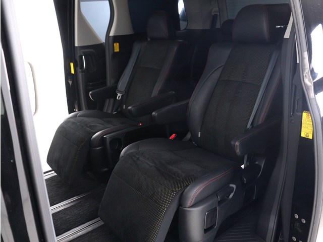 【高級感満載のハーフレザーシート】
カンターラの座面もおしゃれです♪
非常に人気なスポーティシートとなります!