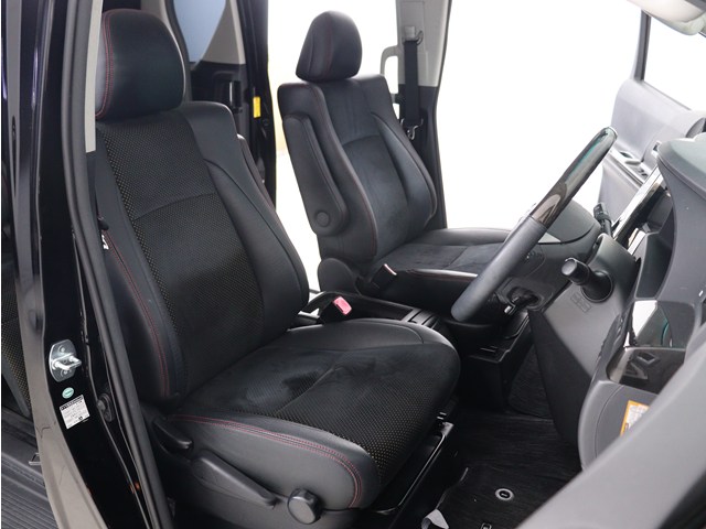 内装の状態も非常にクリーンな状態です｡
ご納車前には専門スタッフが
隅々までクリーニングを行います!