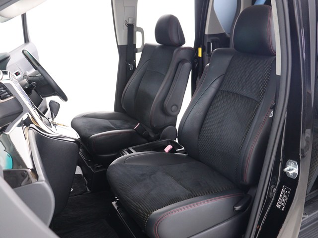 内装の状態も非常にクリーンな状態です｡
ご納車前には専門スタッフが
隅々までクリーニングを行います!