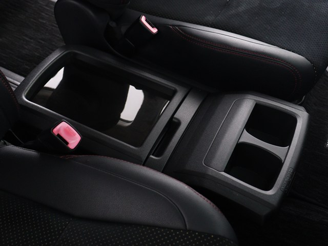 【コンソールボックス】
大容量の収納力が魅力的なコンソールです!
ドリンクホルダーも使いやすい配置です!