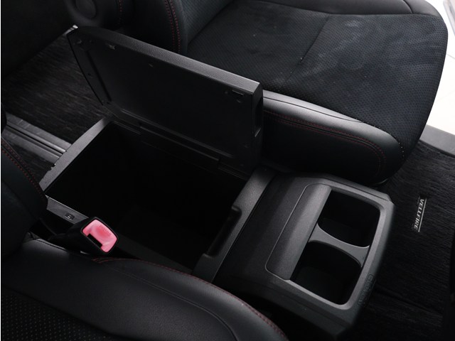 【コンソールボックス】
大容量の収納力が魅力的なコンソールです!
ドリンクホルダーも使いやすい配置です!