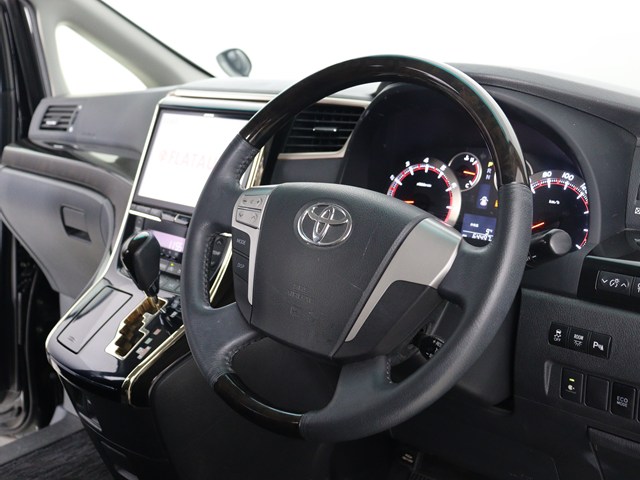 【本革巻きウッドコンビステアリング】
同色のウッド部分と本革のコンビハンドル!
高級感にあふれたステアリングです!