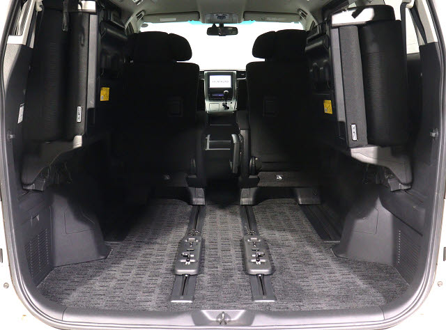 【広々トランクルーム】
スーツケース､ゴルフバッグも楽々収納可能
大人数での旅行にもピッタリの収容量です