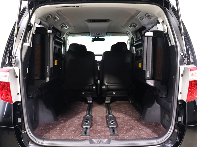 【広々トランクルーム】
スーツケース､ゴルフバッグも楽々収納可能
大人数での旅行にもピッタリの収容量です