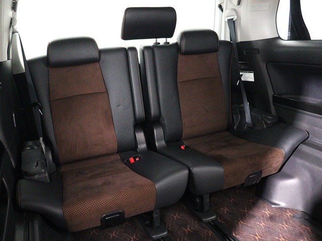 【サードシートまで広々空間】
シートアレンジにて快適空間を演出します!
豊富なアレンジパターンがございます!