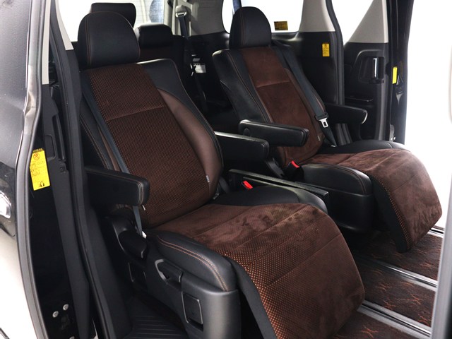 【オットマン＆フットレスト完備】
フットレスト､オットマン付き車両!
後席の方の快適ドライブを演出致します!