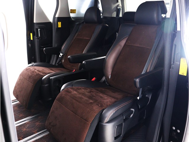 【オットマン＆フットレスト完備】
フットレスト､オットマン付き車両!
後席の方の快適ドライブを演出致します!