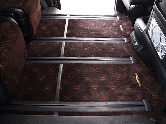 【広々とした車内空間】
足を伸ばして座ることができる２列目
シートロングスライドをすることも可能です
!