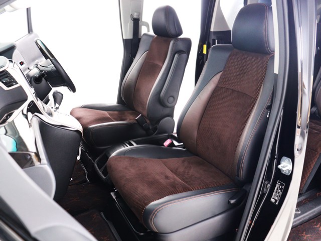 内装の状態も非常にクリーンな状態です｡
ご納車前には専門スタッフが
隅々までクリーニングを行います!