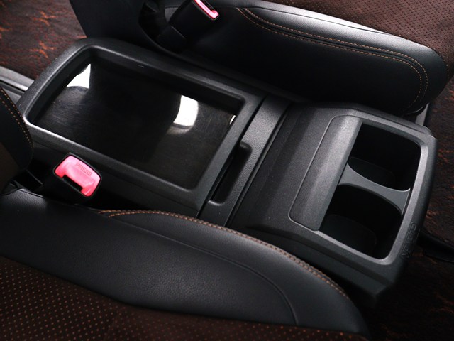 【コンソールボックス】
大容量の収納力が魅力的なコンソールです!
ドリンクホルダーも使いやすい配置です!