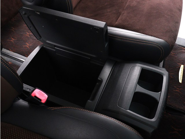 【コンソールボックス】
大容量の収納力が魅力的なコンソールです!
ドリンクホルダーも使いやすい配置です!