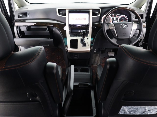 【運転席助手席も広々☆】
広々使えるのは後席だけではございません｡
国内最高峰ミニバンの特権ですね!