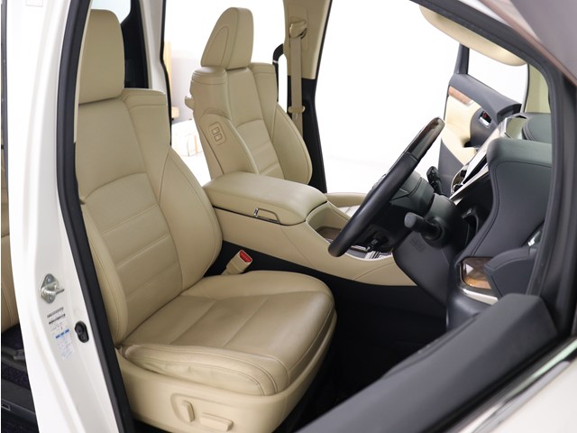 内装の状態も非常にクリーンな状態です｡
ご納車前には専門スタッフが
隅々までクリーニングを行います!