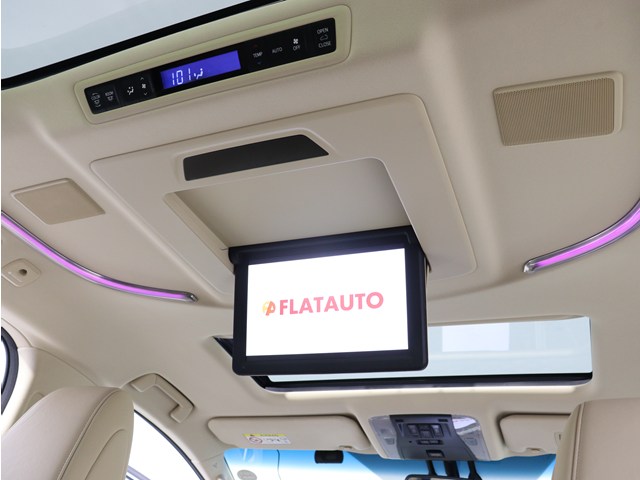【電動後席モニター】ＪＢＬサウンド専用！
電動開閉後席フリップダウンモニターです。
５．１ｃｈサウンド対応、１７スピーカーの
専用音響システムとなり、人気の装備になり
ます。