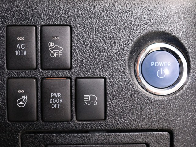 【プッシュスタート】
エンジン始動時はプッシュスタートを採用!
カバンから鍵を取り出す手間も不要です｡