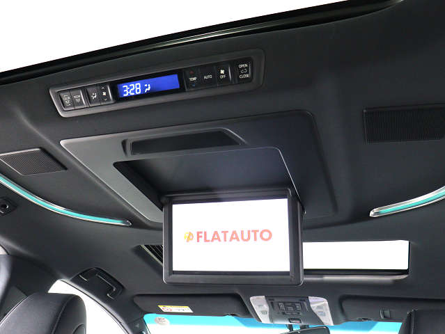 【電動後席モニター】ＪＢＬサウンド専用！
電動開閉後席フリップダウンモニターです。
５．１ｃｈサウンド対応、１７スピーカーの
専用音響システムとなり、人気の装備になり
ます。