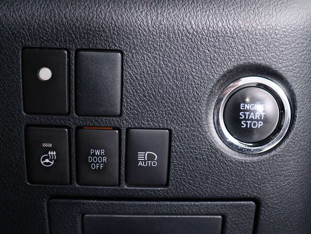 【プッシュスタート】
エンジン始動時はプッシュスタートを採用!
カバンから鍵を取り出す手間も不要です｡
