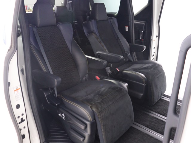 【オットマン完備】
足を伸ばして座れるオットマン完備!
後席の快適空間でドライブをすることが可能