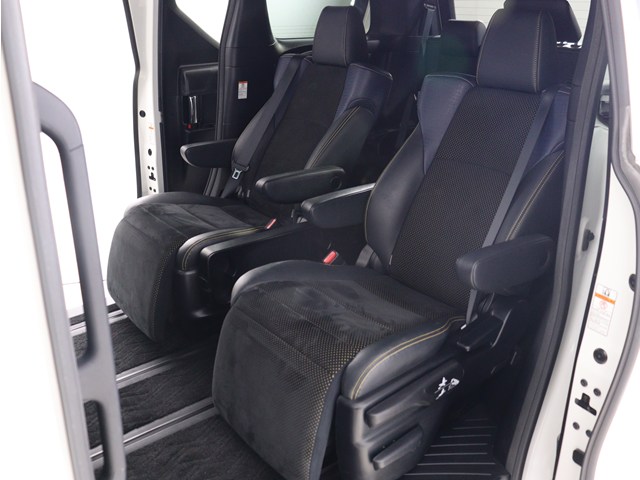 【オットマン完備】
足を伸ばして座れるオットマン完備!
後席の快適空間でドライブをすることが可能