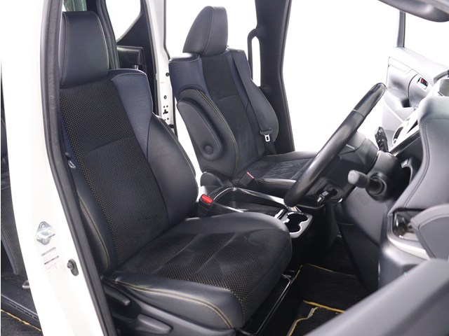 内装の状態も非常にクリーンな状態です｡
ご納車前には専門スタッフが
隅々までクリーニングを行います!