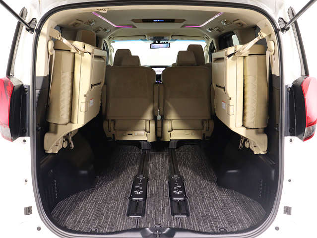 【広々トランクルーム】
スーツケース､ゴルフバッグも楽々収納可能
大人数での旅行にもピッタリの収容量です