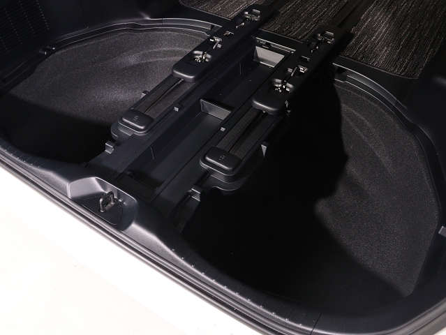 【広々トランクルーム】
スーツケース､ゴルフバッグも楽々収納可能
大人数での旅行にもピッタリの収容量です