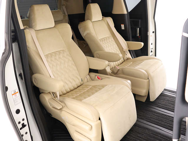 【オットマン＆フットレスト完備】
フットレスト､オットマン付き車両!
後席の方の快適ドライブを演出致します!