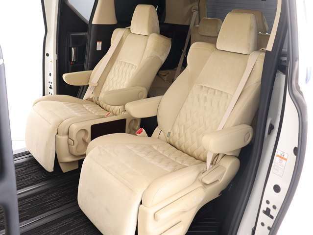 【オットマン＆フットレスト完備】
フットレスト､オットマン付き車両!
後席の方の快適ドライブを演出致します!