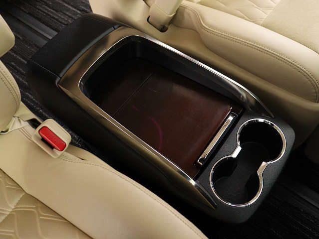 【スライド式コンソールボックス】
大容量の収納力が魅力的なコンソールです!
ドリンクホルダーも使いやすい配置です!