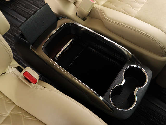 【スライド式コンソールボックス】
大容量の収納力が魅力的なコンソールです!
ドリンクホルダーも使いやすい配置です!