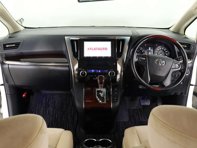 【運転席助手席も広々☆】
広々使えるのは後席だけではございません｡
国内最高峰ミニバンの特権ですね!