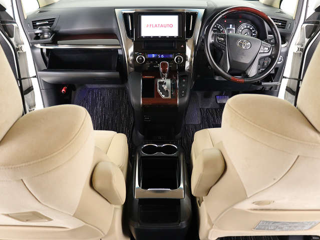 【運転席助手席も広々☆】
広々使えるのは後席だけではございません｡
国内最高峰ミニバンの特権ですね!