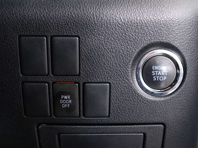 【プッシュスタート】
エンジン始動時はプッシュスタートを採用!
カバンから鍵を取り出す手間も不要です｡