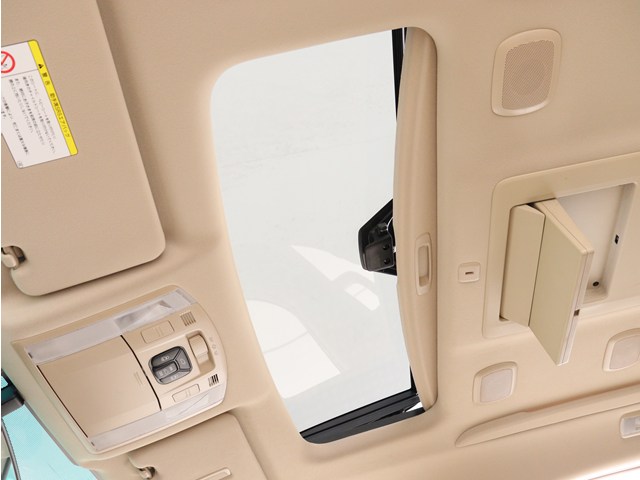 【大人気☆ツインサンルーフ】
見た目もカッコよく、車内の解放感も演出!
必須条件にされるほどの大人気装備です!