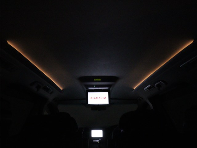 夜間に室内を照らしてくれるルームライトで
す♪♪