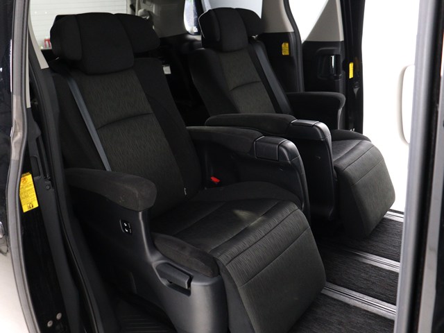 【エグゼクティブパワーシート】
高級感溢れるセカンドシートでございます!
電動リクライニング､オットマン完備!