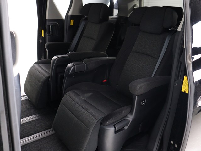 【エグゼクティブパワーシート】
高級感溢れるセカンドシートでございます!
電動リクライニング､オットマン完備!