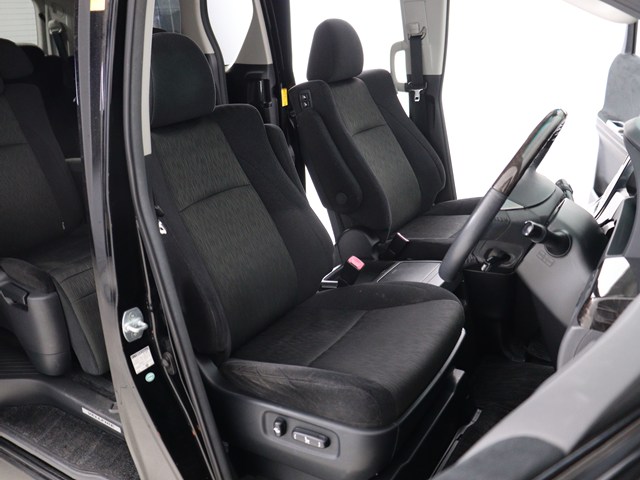 内装の状態も非常にクリーンな状態です｡
ご納車前には専門スタッフが
隅々までクリーニングを行います!