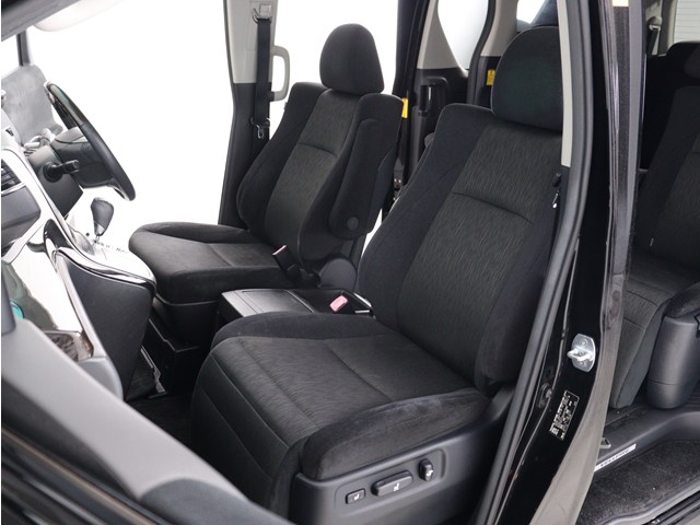 内装の状態も非常にクリーンな状態です｡
ご納車前には専門スタッフが
隅々までクリーニングを行います!