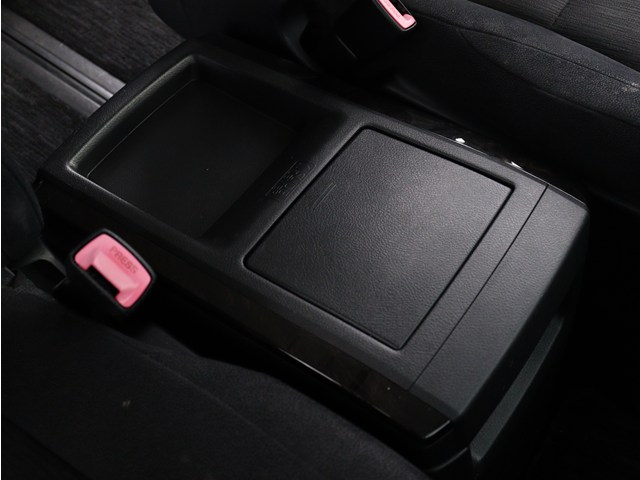 【コンソールボックス】
大容量の収納力が魅力的なコンソールです!
ドリンクホルダーも使いやすい配置です!