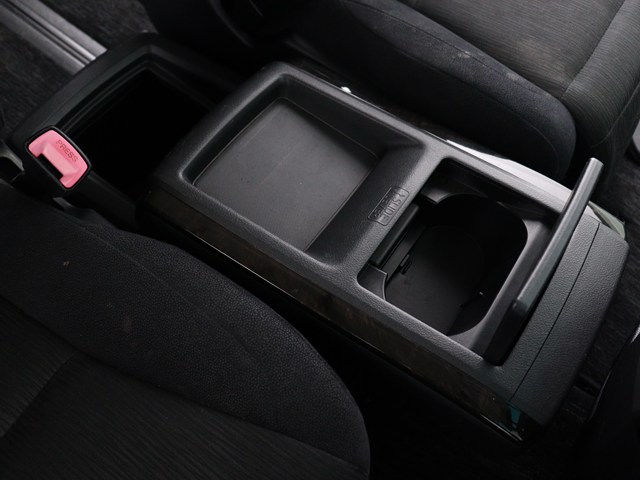 【コンソールボックス】
大容量の収納力が魅力的なコンソールです!
ドリンクホルダーも使いやすい配置です!