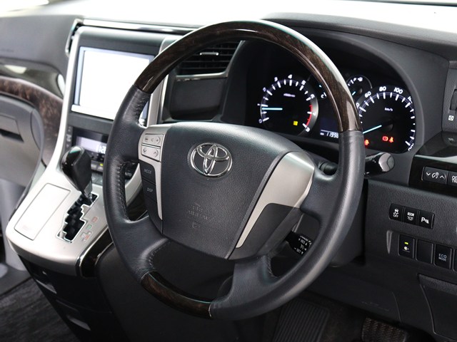 【本革巻きウッドコンビステアリング】
同色のウッド部分と本革のコンビハンドル!
高級感にあふれたステアリングです!