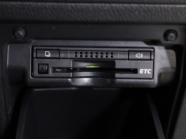【ビルトインＥＴＣ】
後付けとは異なる一体感が魅力です｡
高速道路でストレスなく走行できます｡