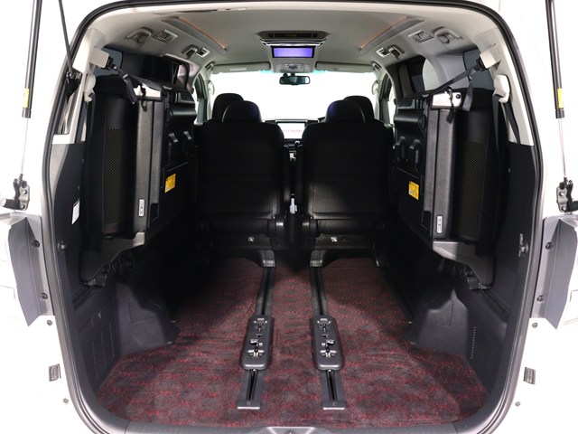 【広々トランクルーム】
スーツケース､ゴルフバッグも楽々収納可能
大人数での旅行にもピッタリの収容量です