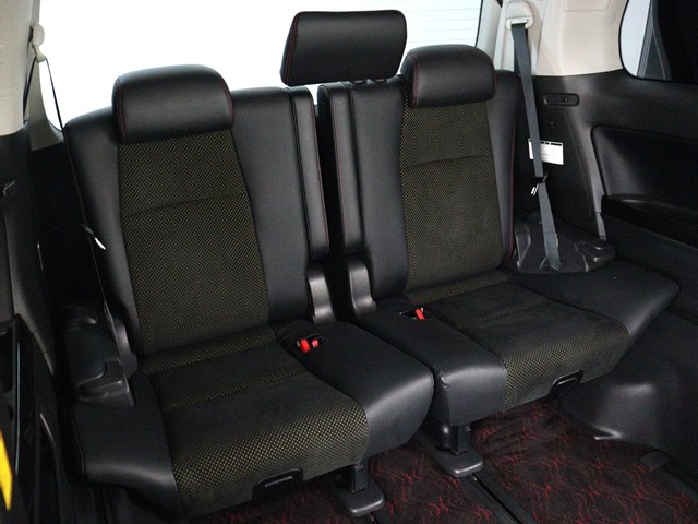 【サードシートまで広々空間】
シートアレンジにて快適空間を演出します!
豊富なアレンジパターンがございます!