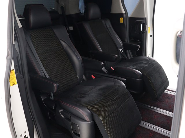 【オットマン完備】
足を伸ばして座れるオットマン完備!
後席の快適空間でドライブをすることが可能