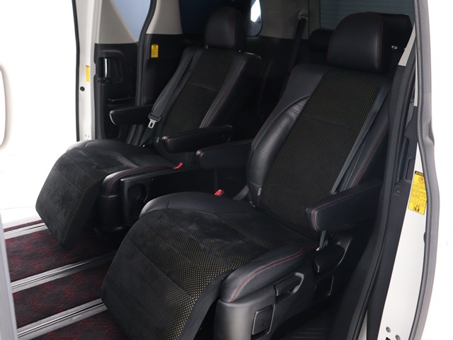 【オットマン完備】
足を伸ばして座れるオットマン完備!
後席の快適空間でドライブをすることが可能