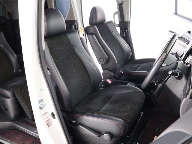 内装の状態も非常にクリーンな状態です｡
ご納車前には専門スタッフが
隅々までクリーニングを行います!